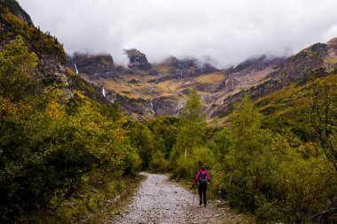 Sonbaharda Ordesa ve Monte Perdido Ulusal Parkı 'nda genç bir kadın.