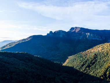 Puigsacalm Tepesi 'nde sonbahar manzarası, La Garrotxa, İspanya.