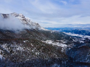 Puigsacalm Tepesi 'nde kar yağışı manzarası, La Garrotxa, Girona, Kuzey İspanya.