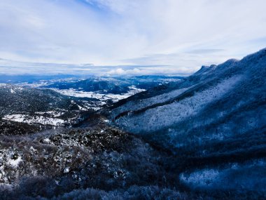 Kar yağışının manzarası Bracons, La Garrotxa, Girona, Kuzey İspanya.