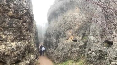 La Ciudad Encantada, Cuenca, İspanya 'ya doğru yürüyen genç bir kadın. 4K UHD