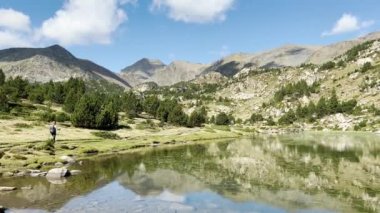 Carlit Dağları, Cerdagne, Fransa 'da yaz manzarası ve göl