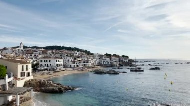 İspanya 'nın Calella de Palafrugell körfez kasabasının yaz manzarası. Güzel beyaz şehir. 4K UHD