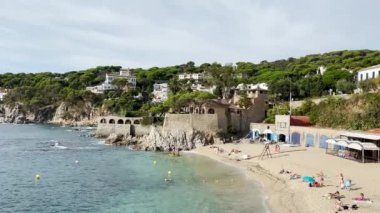 İspanya 'nın Calella de Palafrugell körfez kasabasının yaz manzarası. Güzel beyaz şehir. 4K UHD