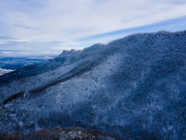 Kar yağışının manzarası Bracons, La Garrotxa, Girona, Kuzey İspanya.