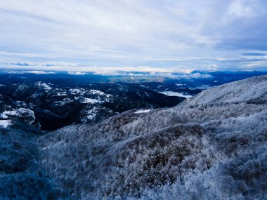 Kar yağışının manzarası Bracons, La Garrotxa, Girona, Kuzey İspanya.