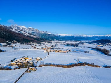 Hostalets d En Bas, La Garrotxa, Girona, Kuzey İspanya 'da kar yağışı manzarası.