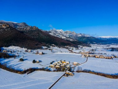 Hostalets d En Bas, La Garrotxa, Girona, Kuzey İspanya 'da kar yağışı manzarası.