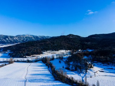 Hostalets d En Bas, La Garrotxa, Girona, Kuzey İspanya 'da kar yağışı manzarası.