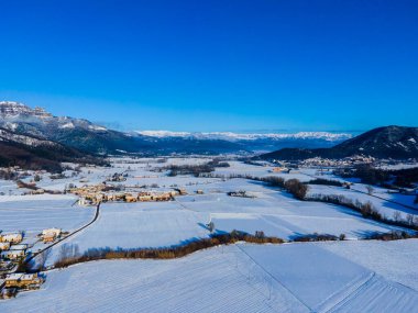 Hostalets d En Bas, La Garrotxa, Girona, Kuzey İspanya 'da kar yağışı manzarası.