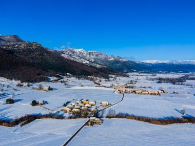 Hostalets d En Bas, La Garrotxa, Girona, Kuzey İspanya 'da kar yağışı manzarası.