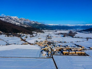 Hostalets d En Bas, La Garrotxa, Girona, Kuzey İspanya 'da kar yağışı manzarası.