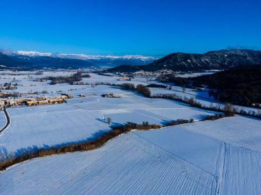 Hostalets d En Bas, La Garrotxa, Girona, Kuzey İspanya 'da kar yağışı manzarası.