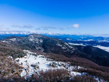 Puigsacalm Tepesi 'nde kar yağışı manzarası, La Garrotxa, Girona, Kuzey İspanya.