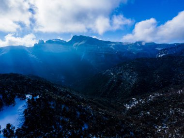 Puigsacalm Tepesi 'nde kar yağışı manzarası, La Garrotxa, Girona, Kuzey İspanya.