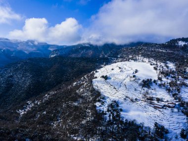 Puigsacalm Tepesi 'nde kar yağışı manzarası, La Garrotxa, Girona, Kuzey İspanya.