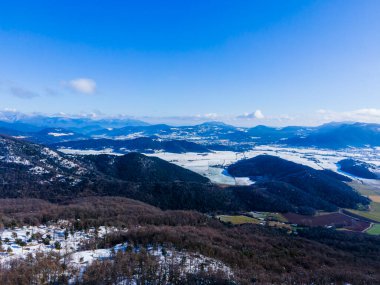 Puigsacalm Tepesi 'nde kar yağışı manzarası, La Garrotxa, Girona, Kuzey İspanya.