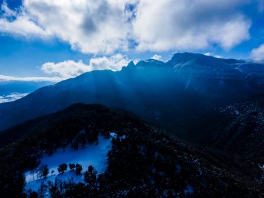 Puigsacalm Tepesi 'nde kar yağışı manzarası, La Garrotxa, Girona, Kuzey İspanya.