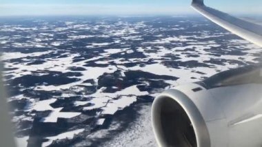 Helsinki Havaalanı, Finlandiya 'ya inerken uçak pencerelerinden görüntü