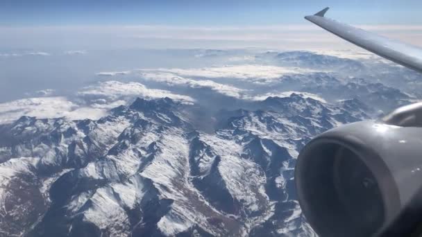 스위스 알프스산맥 상공을 비행하는 비행기 창문에서 바라본 — 비디오