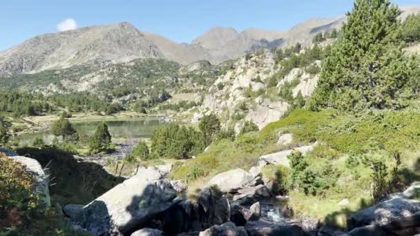 Καλοκαίρι Τοπίο Και Λίμνη Στο Carlit Βουνό Cerdagne Γαλλία — Αρχείο Βίντεο