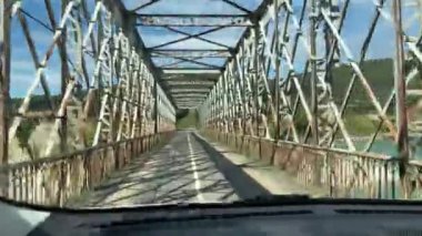 İspanya, Aragon 'da dar bir köprüden geçen bir arabanın içinden görüntüler. 4K UHD