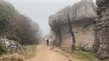 La Ciudad Encantada, Cuenca, İspanya 'ya doğru yürüyen genç bir kadın. 4K UHD