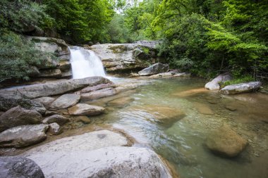 La Garrotxa 'da bahar şelalesi, Girona, Kuzey İspanya.