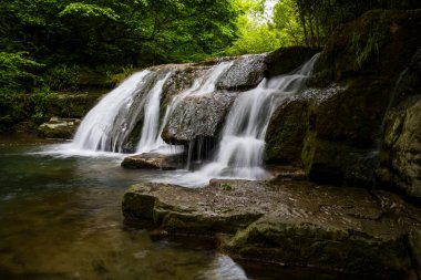 La Garrotxa 'da bahar şelalesi, Girona, Kuzey İspanya.