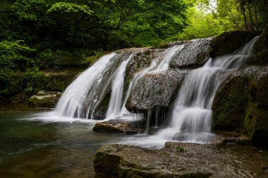 La Garrotxa 'da bahar şelalesi, Girona, Kuzey İspanya.