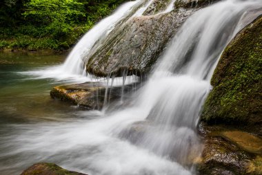 La Garrotxa 'da bahar şelalesi, Girona, Kuzey İspanya.