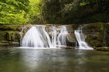 La Garrotxa 'da bahar şelalesi, Girona, Kuzey İspanya.