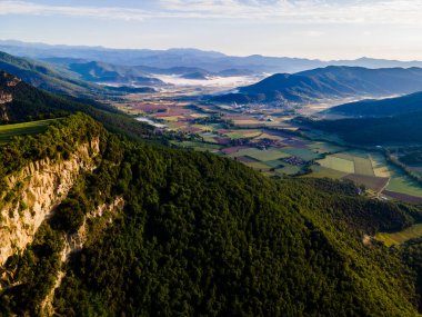La Vall D En Bas, La Garrotxa, İspanya 'da bahar manzarası.