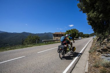 La Garrotxa, İspanya 'da bisikletli bir çift sahnesi.