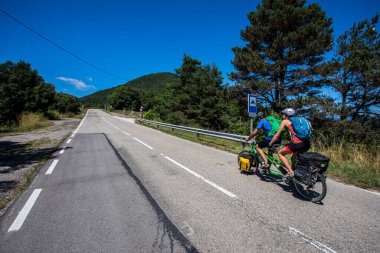 La Garrotxa, İspanya 'da bisikletli bir çift sahnesi.
