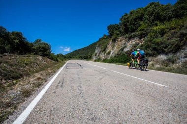 La Garrotxa, İspanya 'da bisikletli bir çift sahnesi.