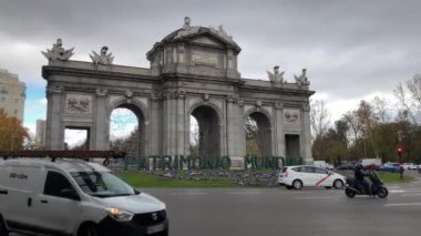 İspanya 'nın Madrid şehrinde kış ve noel sahneleri. 4K UHD