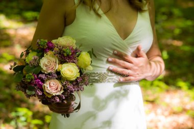 İspanya, La Fageda d 'd Jorda' da bir bahar ormanında yeni evli bir gelin buketi.