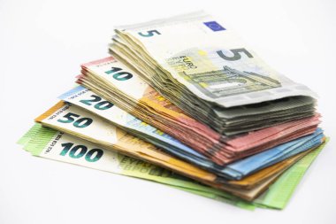 Pile of euro banknotes of 100, 50, 20, 10 and 5 euros.