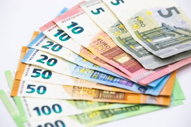 Pile of euro banknotes of 100, 50, 20, 10 and 5 euros.