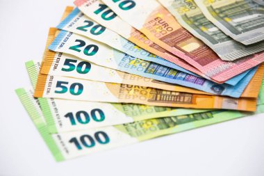 Pile of euro banknotes of 100, 50, 20, 10 and 5 euros.