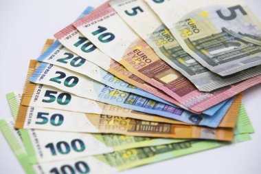 Pile of euro banknotes of 100, 50, 20, 10 and 5 euros.