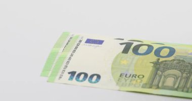 Beyaz banknotları 100, 50, 20, 10 ve 5 avroluk banknotlara koyuyorum. Beyaz arkaplan