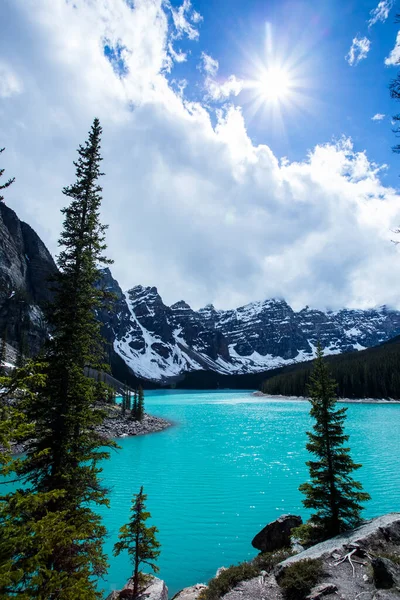 Letni Krajobraz Jeziorze Moraine Park Narodowy Banff Kanadzie — Zdjęcie stockowe