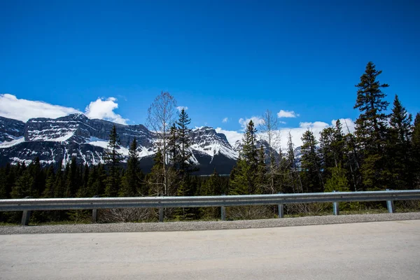 Kanada Daki Banff Ulusal Parkı Nda Yaz Manzarası — Stok fotoğraf