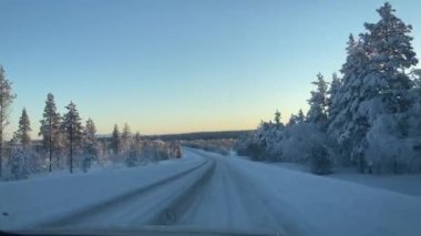 Hetta Enontekio, Laponya, Finlandiya 'da kış yolu