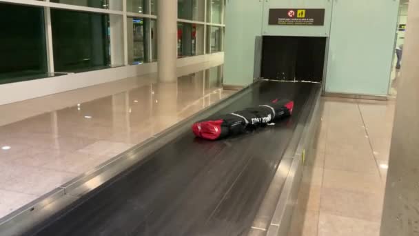 Σκι Αποσκευών Που Φθάνουν Στον Ιμάντα Μεταφοράς Στο Αεροδρόμιο Της — Αρχείο Βίντεο
