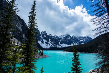 Moraine Gölü 'nde yaz manzarası, Kanada' da Banff Ulusal Parkı