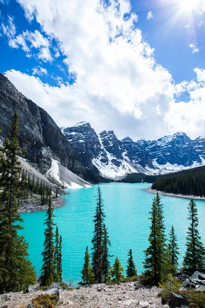 Letni Krajobraz Jeziorze Moraine Park Narodowy Banff Kanadzie — Zdjęcie stockowe