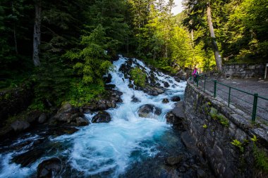 Uelhs Deth Joeu Şelalesi 'nde yaz ve genç kız, Val D Aran, Pyrenees, İspanya